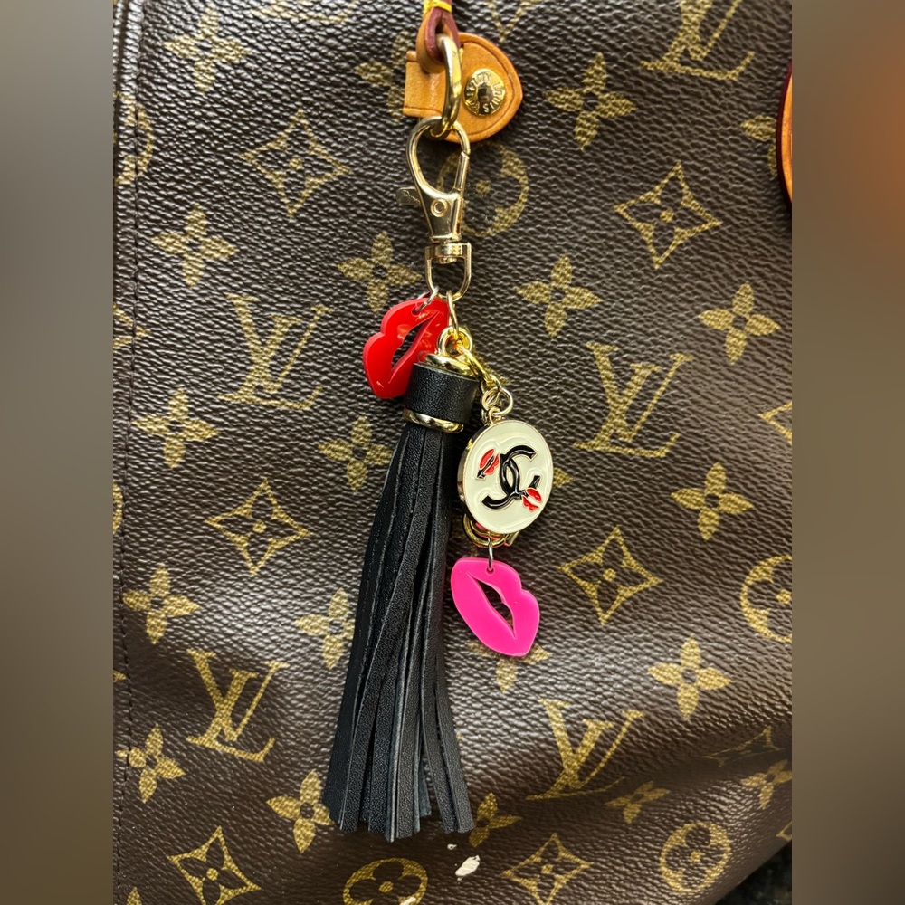 CHANEL CC Logo Lips White Enamel Medallion Charm, Keychain, Bag Charm 5.5 in. - Picture 6 of 8
